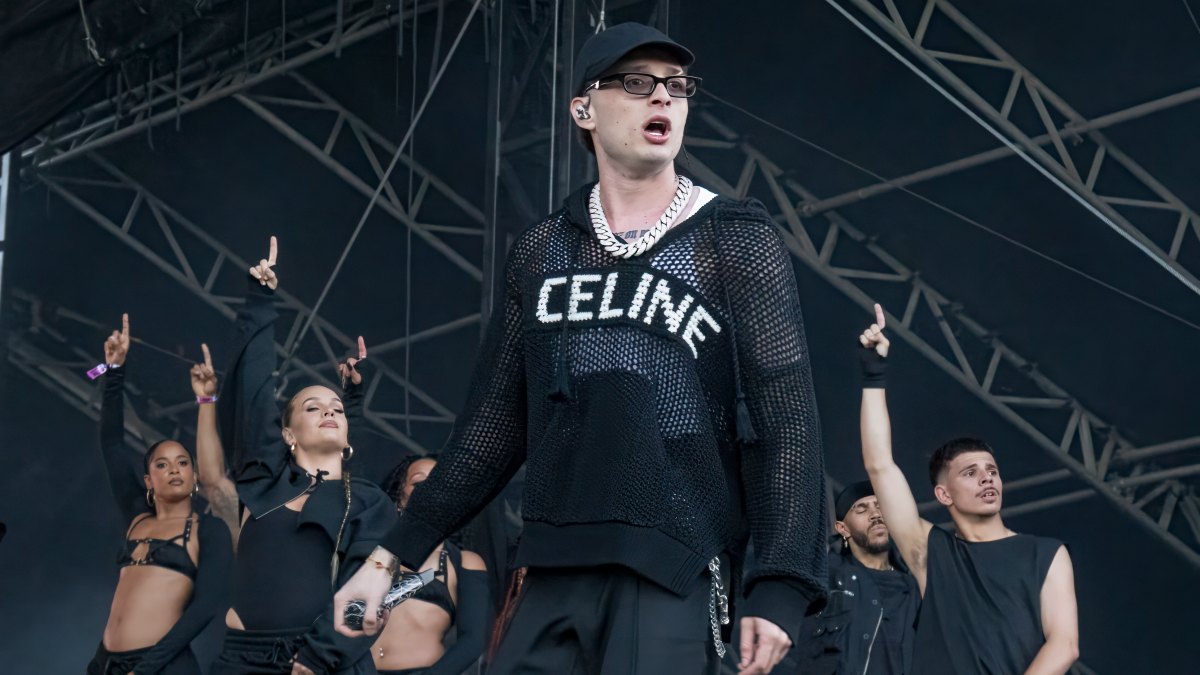 Peso Pluma actúa en el Governor's Ball en NY