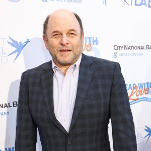 Jason Alexander Gushes Over Being a Grandfather He s Got Me Around His Finger 943