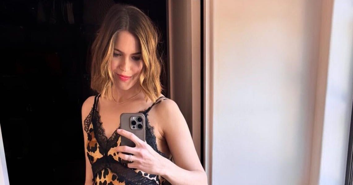 Pregnant Mandy Moore Debuts Baby Bump With 3rd Child in 1st Photo - Vimarsana News