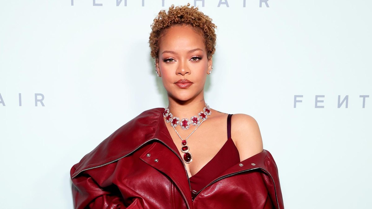 Rihanna Clarifies That She Is Not Retiring After Wearing Im Retired T Shirt Im Starting Over