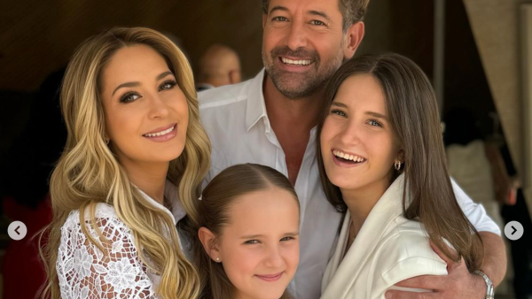 Geraldine Bazán y Gabriel Soto con sus hijas en 2024