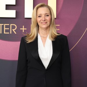 Lisa Kudrow Corrects Jennifer Aniston’s Claim She ‘Hated’ The ‘Friends’ Live Audience Laughing 580