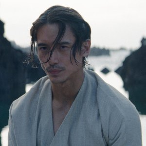 Manny Jacinto Wasnt Surprised His Top Gun Lines Were Cut Tom Cruise Is Writing Stories for Tom Cruise