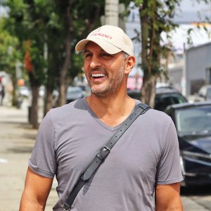 Mauricio Umansky Kisses Mystery Blonde in Greece