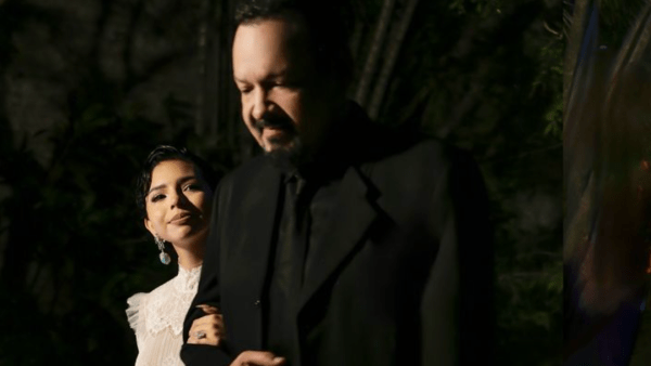 Ángela Aguilar del brazo de su padre Pepe Aguilar.