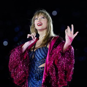 Taylor Swift Announces Next Single is i Can do It With Broken Heart