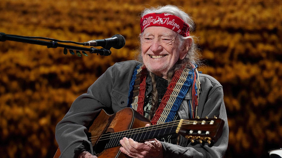Willie Nelson Returns to the Stage After Missing Shows Due to Health | Us Weekly