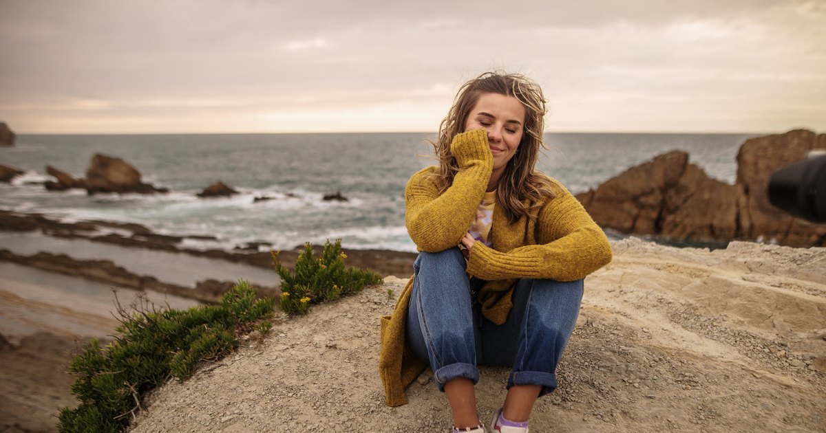 10 Lightweight Cozy Sweaters Perfect for Chilly Summer Evenings 10 Lightweight Cozy Sweaters Perfect for Chilly Summer Evenings