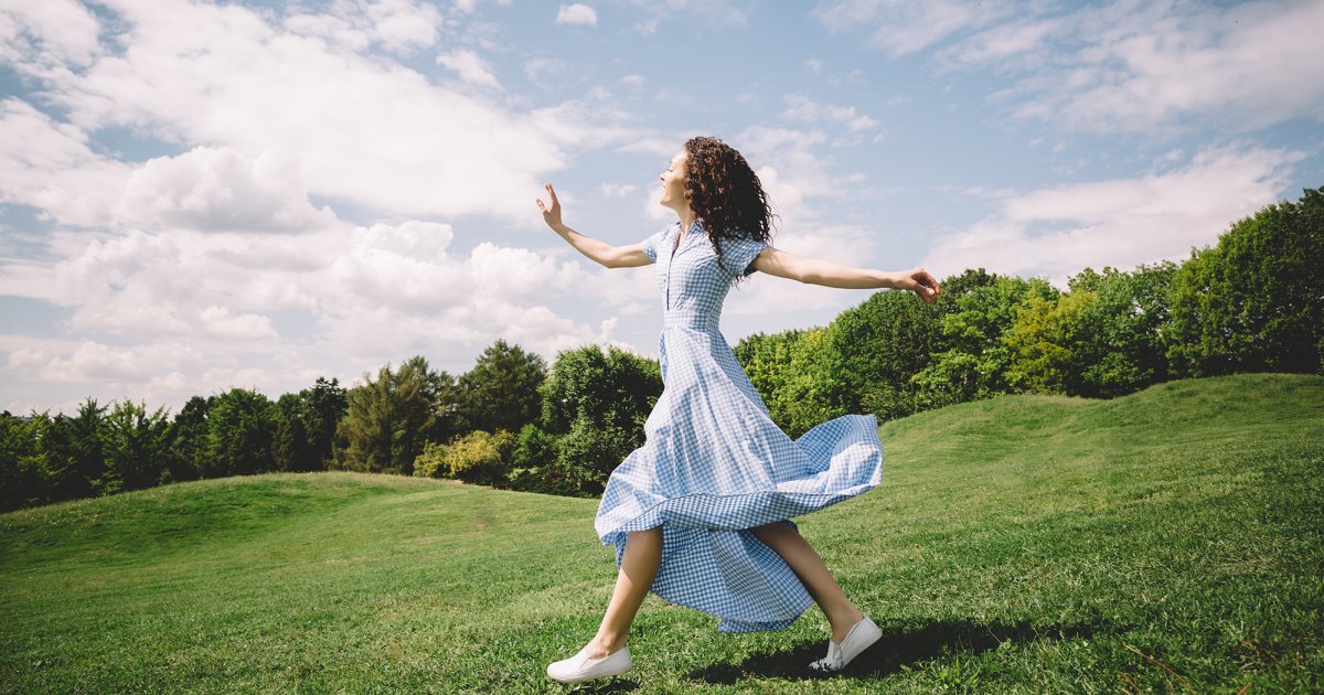 15 Summer Pieces That Look Even Better With White Sneakers 15 Summer Pieces That Look Even Better With White Sneakers
