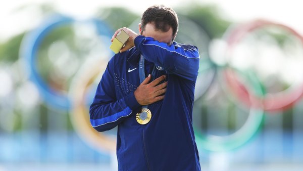 Scottie Scheffler cries with wife and bb at Olympics
