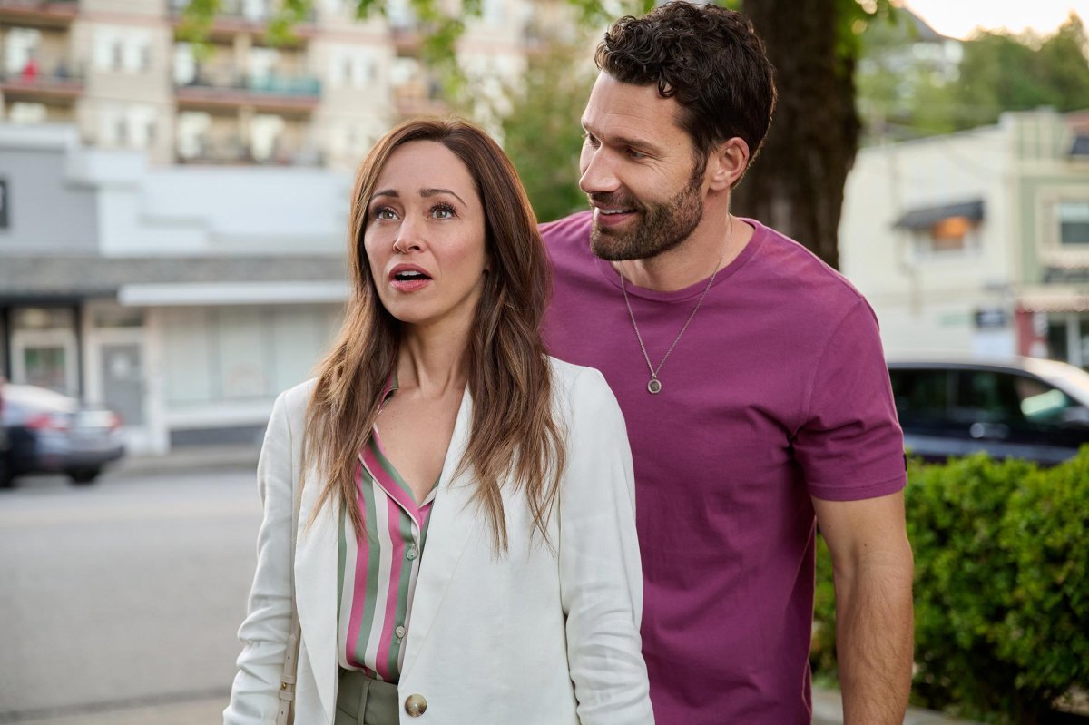 How Autumn Reeser Pays Tribute to Say Anything in Hallmark's Junebug ...