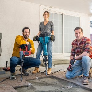 Drew and Jonathan Scott Tease Celebrity IOU s Season 5 Guest Lineup Mandy Moore Zach Braff and More