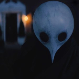 Everything to Know About Julie Bowen and Anna Camp s Spooky Satanic Panic Peacock Series Hysteria 181