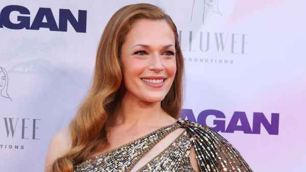 Reagan Star Amanda Righetti Talks the Evolution of Her Career Catching Lightning in a Bottle with The O C 264