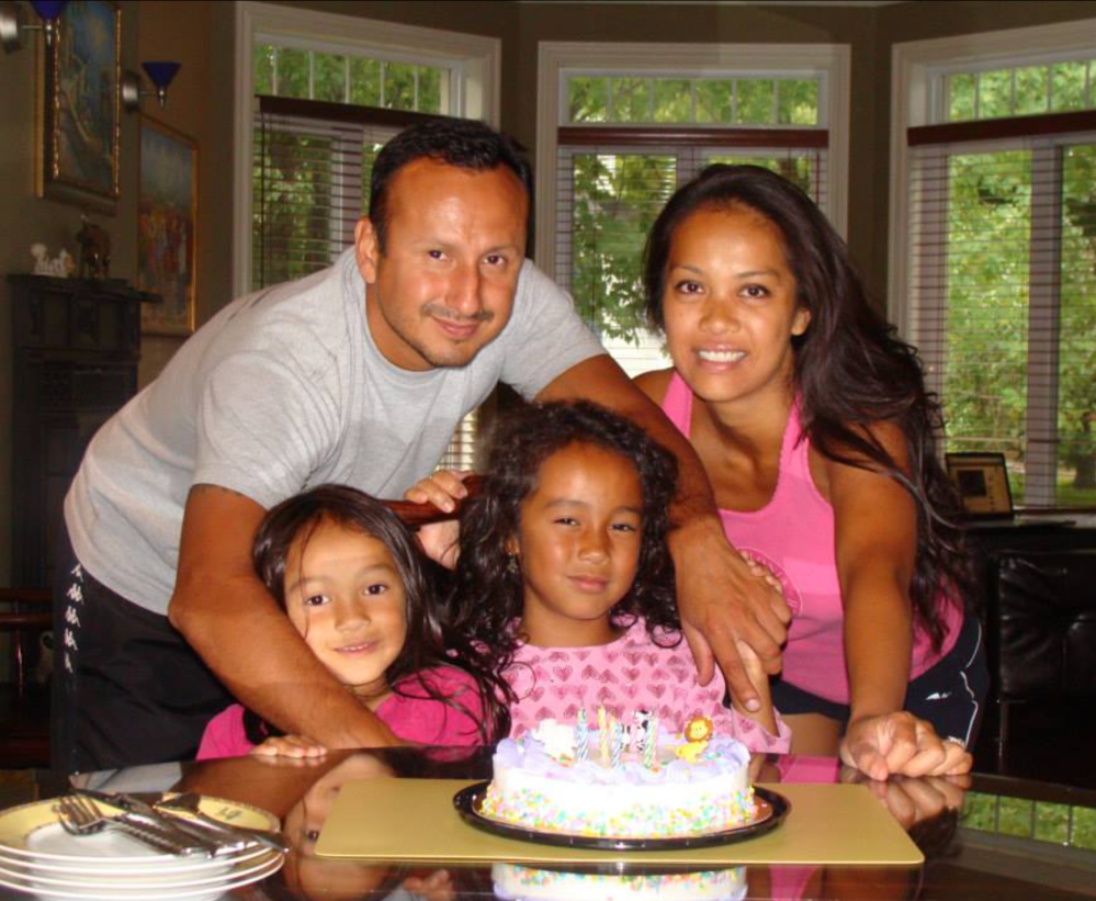 Leylah con su hermana peque&ntilde;a Bianca y sus padres Pedro Fern&aacute;ndez y su madre Irene.