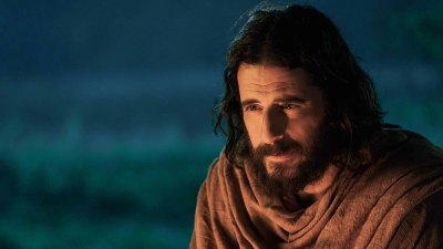 The Chosen s Jonathan Roumie on the Honor of Playing Jesus Managing Fan Interactions and More 278