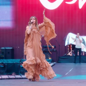 Suki Waterhouse Gushes Over Taylor Swift After Playing at ‘Eras Tour’