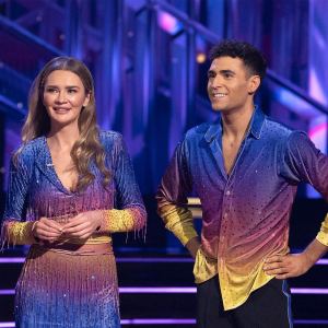 Dancing With the Stars Cast Judges and Pros React to Anna Delveys Nothing Comment