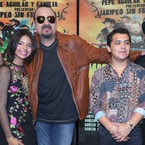 Ángela Aguilar, Pepe Aguilar y Christian Nodal
