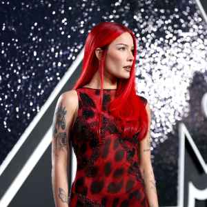 Halsey Walks the VMAs Red Carpet Solo Amid Health Battle