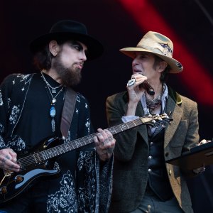 Jane's Addiction Issues Heartfelt Apology for Onstage Brawl