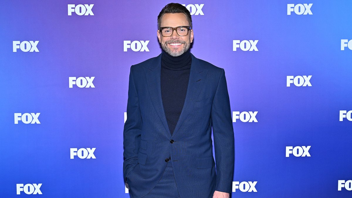 Joel McHale Left His Apple Watch on a Plane, Lets People Have 3 Guesses for Passcode