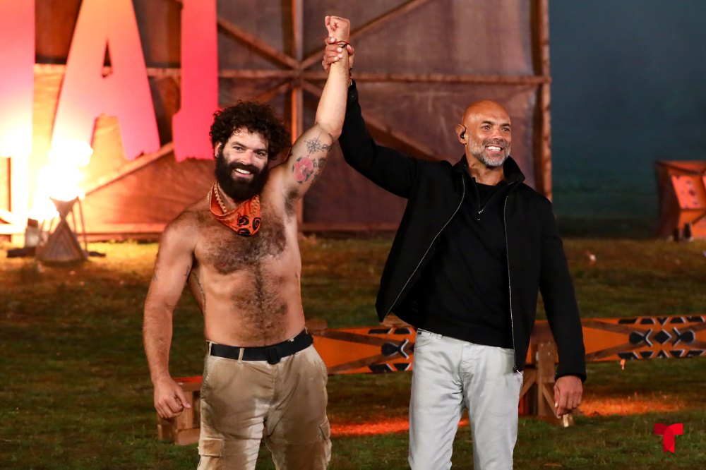Javier Poza, conductor de La Isla: Desafío Extremo levanta el brazo en signo de triunfo de Adrián Di Monte