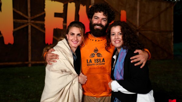 Adrián Di Monte con su novia y su mamá después de ganar La Isla: Desafío Extremo