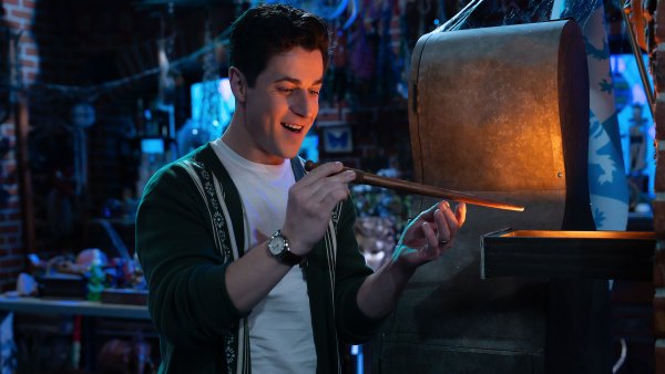 David Henrie Justin Russo Reunites With a Familiar Face in Wizards Beyond Waverly Place Sneak Peek 2