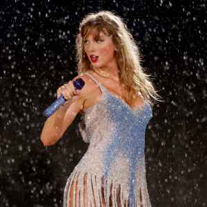 Feature Taylor Swift Loves When the Crowd Goes Wild For New Costumes