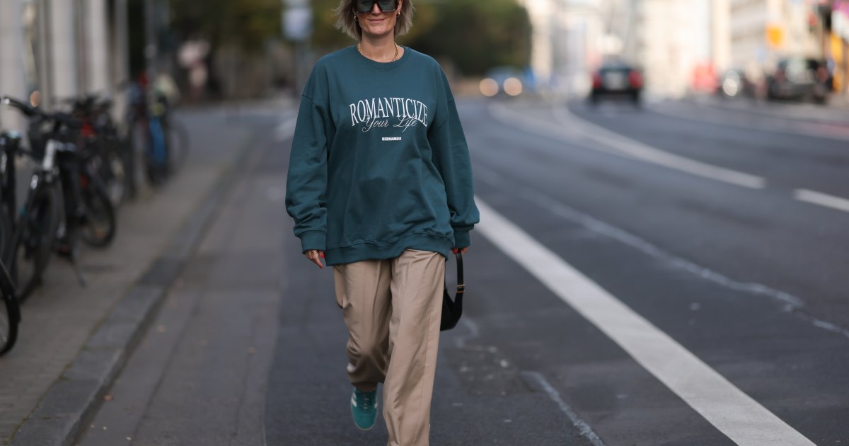 13 Chic Graphic Sweatshirts to Channel Influencer-Level Street-Style 13 Chic Graphic Sweatshirts to Channel Influencer-Level Street-Style