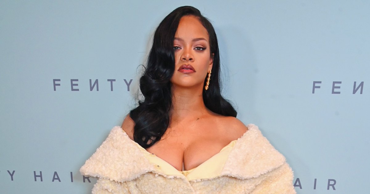 Toddler Mom Rihanna Has a Stretchy, Cozy Mom Uniform Just Like Us Toddler Mom Rihanna Has a Stretchy, Cozy Mom Uniform Just Like Us