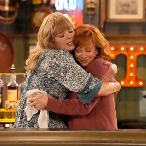 Happy s Place Will Have Another Reba Reunion With Steve Howey Guest Starring in Season 1 .JPG