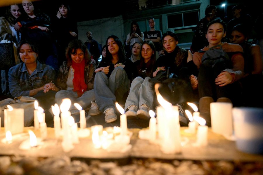 Liam Payne Fans Continue to Grieve Outside Hotel Where He Died 3