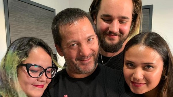 Luis Enrique Guzmán carga en brazos a Apolo a unas hora de su nacimiento 463