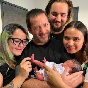 Luis Enrique Guzmán carga en brazos a Apolo a unas hora de su nacimiento 463