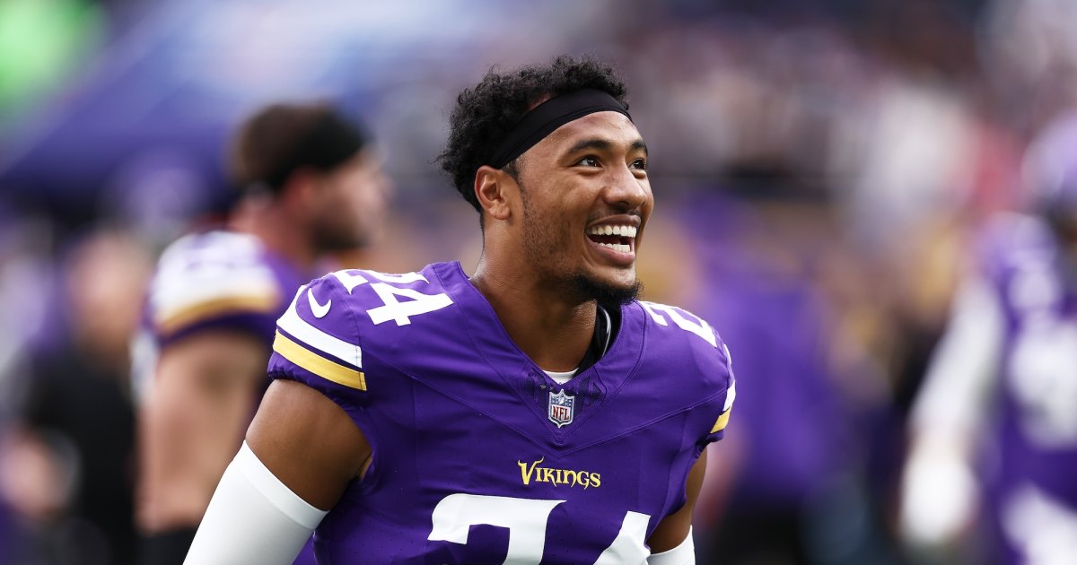 Vikings’ Camryn Bynum, Josh Metellus Celebrate With ‘Parent Trap’ Handshake Vikings’ Camryn Bynum, Josh Metellus Celebrate With ‘Parent Trap’ Handshake