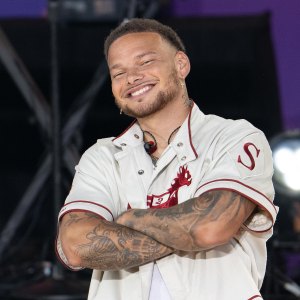 Us Weeklys Backstage Pass Kane Brown Shares His Pre Show Ritual Including Beer Pong and Football