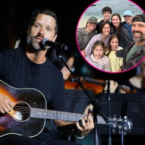 Walker Hayes Makes Touring With His Wife, 6 Kids and 2 Dogs Look Easy- ‘Our Life Is Very Unique’ 907
