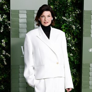 linda evangelista white blazer