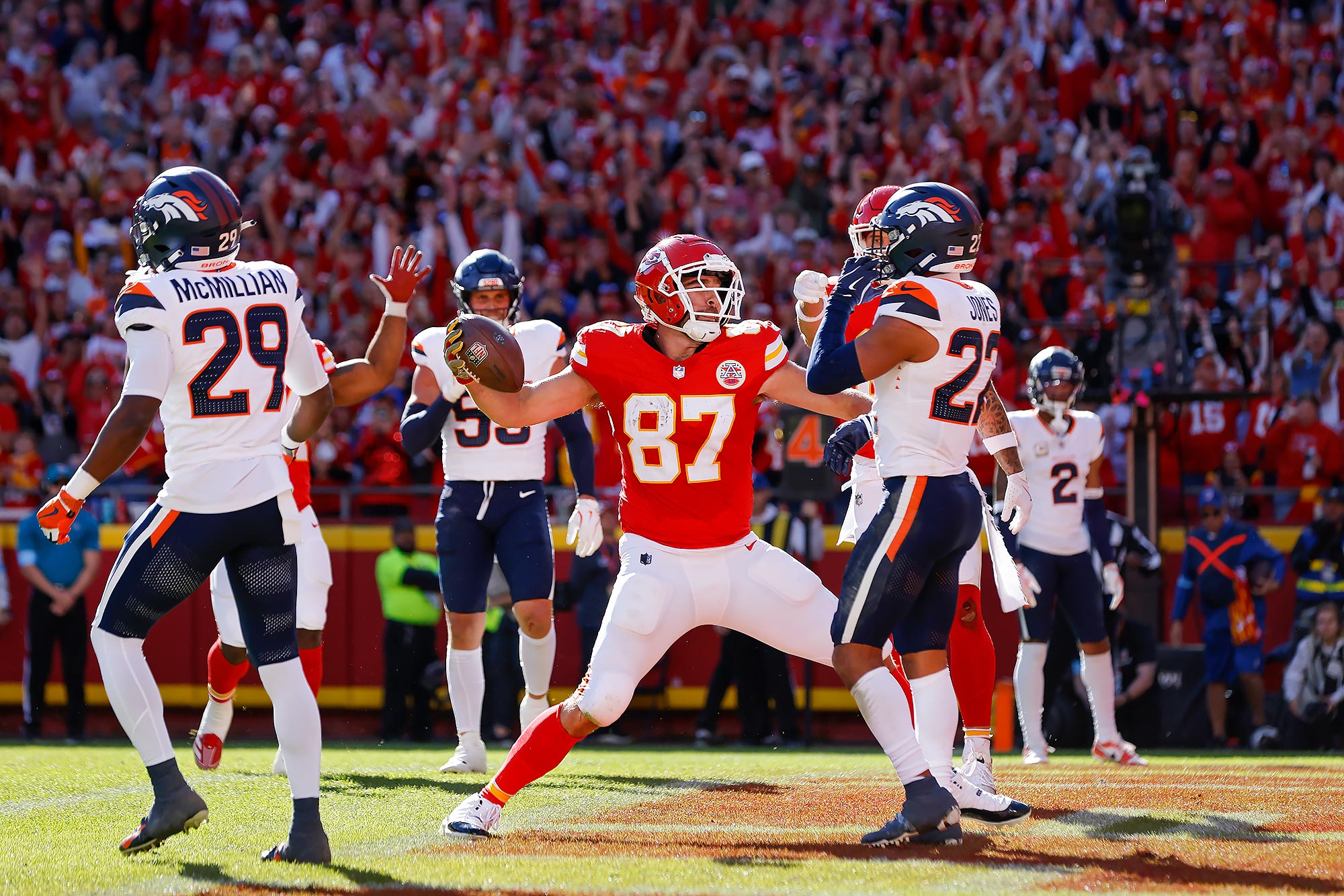 CBS Announcer Says Travis Kelce Record Tying TD Will Give Taylor Swift Something to Sing About