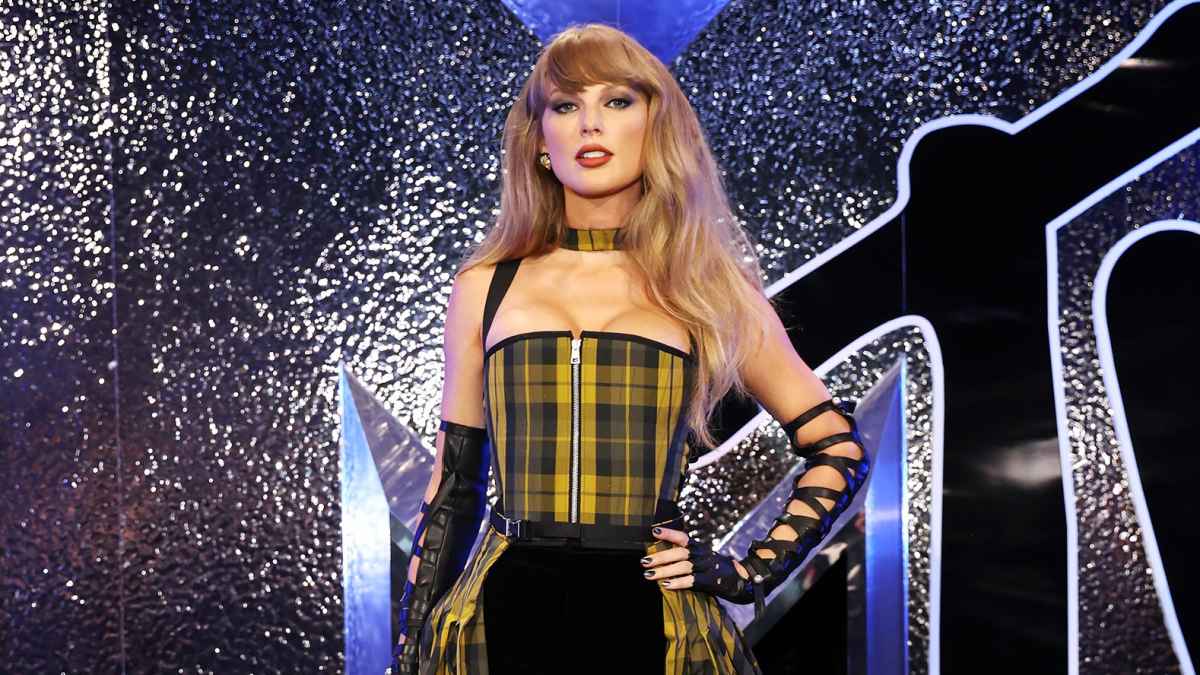 Feature Taylor Swift Cozies Up to Mecole Hardman Jr and Chariah Gordon Daughter