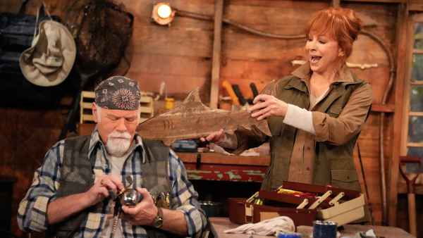 'Happy's Place' Sets Reba McEntire, Rex Linn Up on a Cute Fishing Date With Several Romantic Tropes