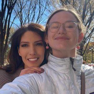 Promo Jennifer Lopez Sister Lynda Visits Violet Affleck at Yale amid the Singer Divorce from Ben Affleck Instagram