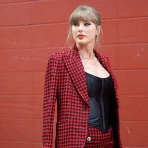 Taylor Swift Corrects Security Guard at Chiefs Game: 'Stand Back Please'