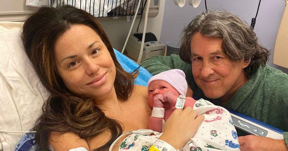 Filmmaker Cameron Crowe, 67, Welcomes Baby With GF Anais Smith Filmmaker Cameron Crowe, 67, Welcomes Baby With GF Anais Smith