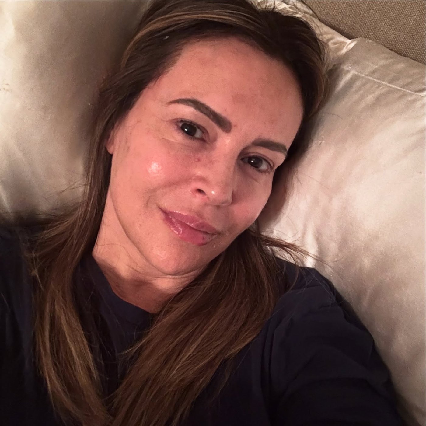 Alyssa Milano Shares a Makeup Free Selfie to Celebrate 52 Us Weekly(02)