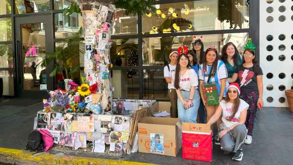 Fans de Liam Payne mantienen su memoria viva frente al hotel de Buenos Aires donde murió.