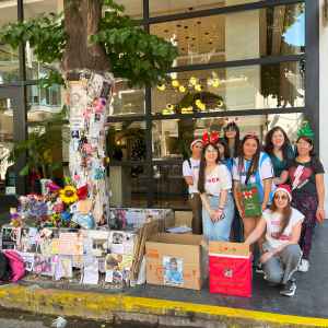 Fans de Liam Payne mantienen su memoria viva frente al hotel de Buenos Aires donde murió.