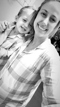 Brittany's Pregnant Mahomes Watch Chiefs Game From Home As Patrick Jokes She's Due Any Day Now 715